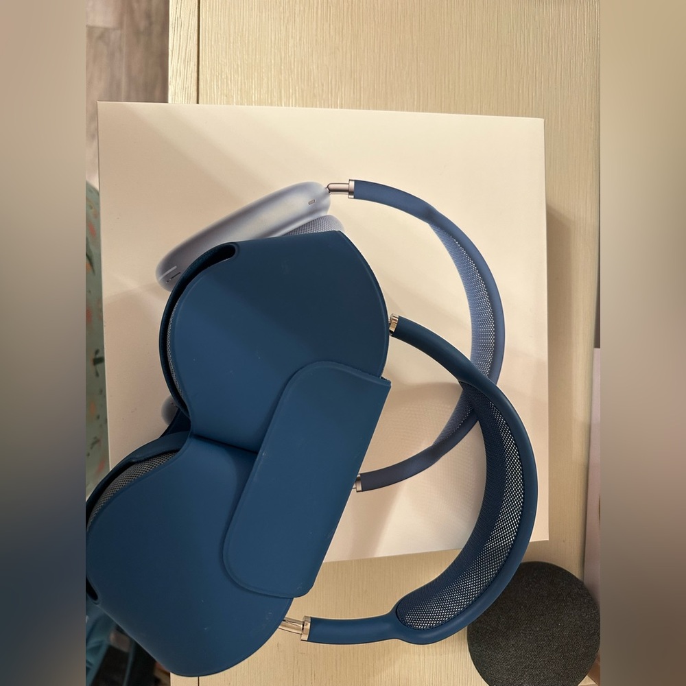 SELLING ON MY MECARI- New AirPod Max Blue
